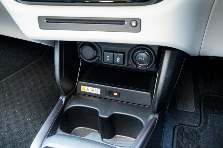 スマートフォンのワイヤレス充電器は4万9830円とちょっと高額。アイボリーの部分に見えているのは全方位モニター＆ナビゲーションとセットのCD/DVDスロット。