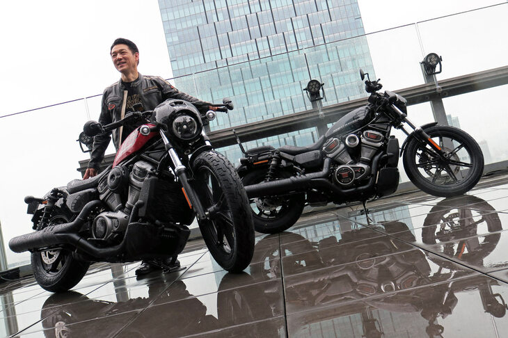 「ハーレーダビッドソン・ナイトスター」とハーレーダビッドソン ジャパンの野田一夫社長。