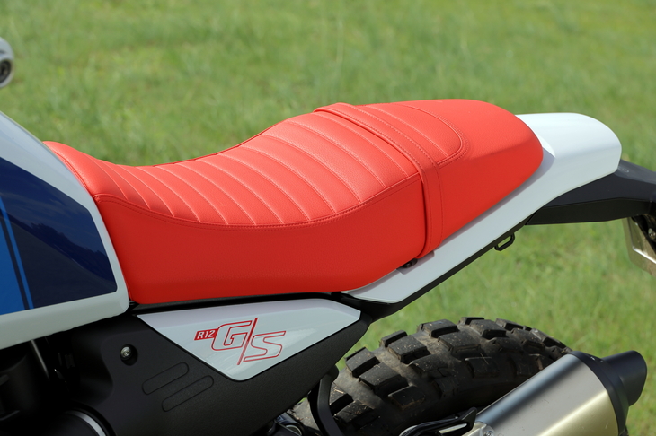 シート高は標準モデルで860mm、試乗車の「GSスポーツ」（写真）で875mm。販売店オプションで用意される、よりオフロード走行に適した「ラリーハイシート」を装着すると、さらに20mmシート高が高くなる。