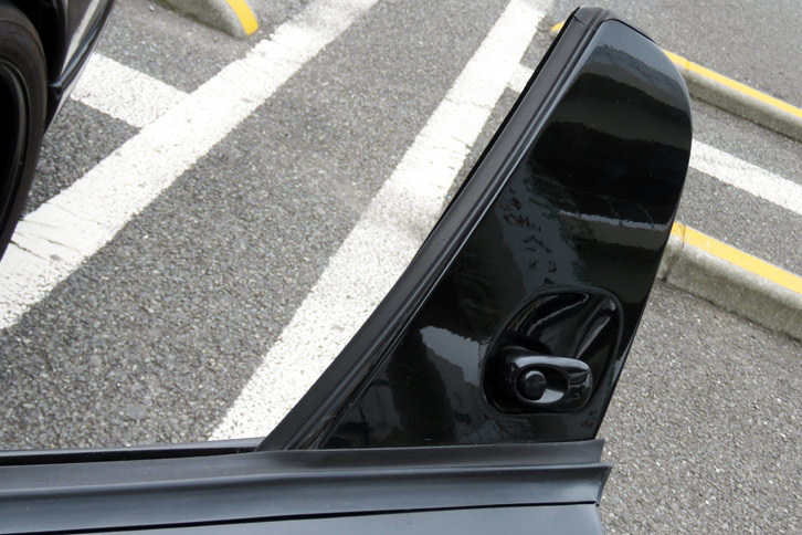 ゴム類では、ウィンドウモールなどが手に入りにくいとのこと。他のオーナーさんいわく、「カッコ悪いけど、タレてきたら落ちないようにガムテープで固定してお店へ行こう」とのこと。