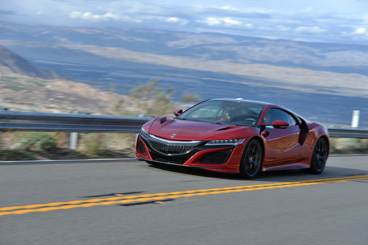 米国EPAの計測モードによる「NSX」の燃費は、シティーモードが20mpg（約8.5km/リッター）、ハイウェイモードが22mpg（約9.4km/リッター）、複合モードが21mpg（約8.9km/リッター）となっている。