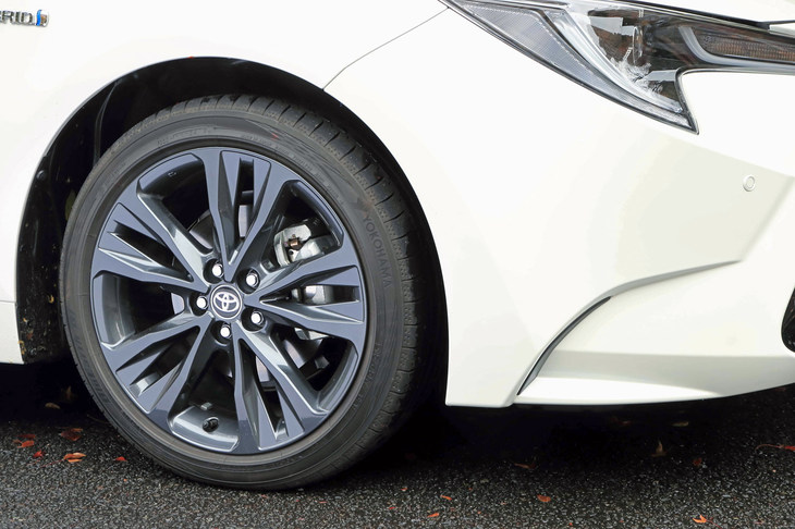 「W×B」グレードには、ダークグレーメタリックペイントが施された17インチアルミホイールが装着される。