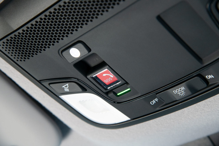 コネクテッドシステム「Honda CONNECT」の初採用も新型「フィット」の大きなトピック。エアコン操作や施錠・解錠などのリモートコントロールに加え、事故やトラブルの際には、自動通報機能やオぺーレーターサービスによる緊急サポートも利用できる。