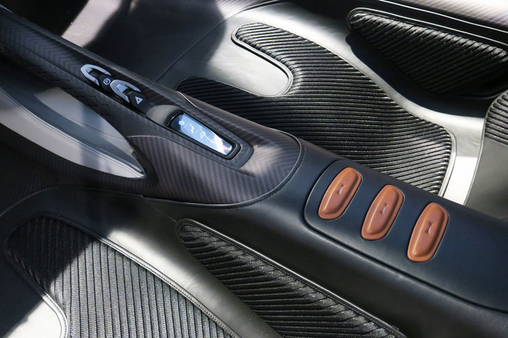 アストンマーティン・ヴァルハラ（センターコンソール）