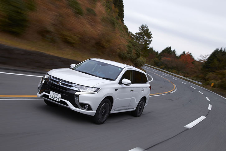 「アウトランダーPHEV」では、バッテリーチャージモードを選択することで、走行中／停車中に関わらずエンジンを使った充電が可能。駆動用バッテリーを温存するバッテリーセーブモードも利用できる。