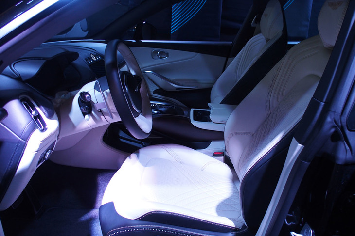 アストンマーティンDBX