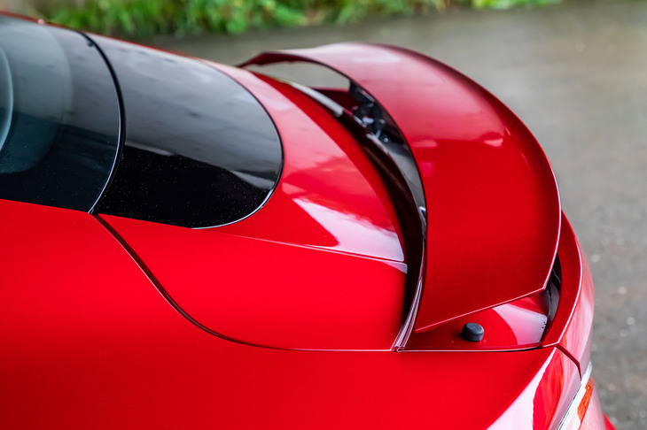 車体後端には可動式のリアウイングを装備。速度に応じて自動でライズアップするほか、スイッチ操作によって任意で展開／格納が行える。