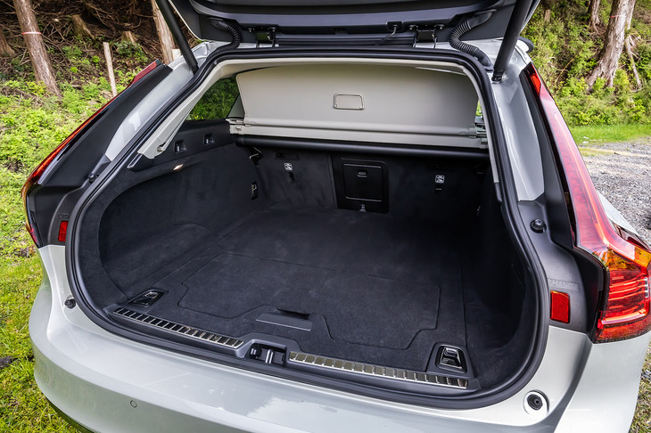 後席使用時の荷室容量は560リッターで、後席背もたれを前方に倒せば最大1526リッターに拡大できる。荷室床面の一部を垂直に立ち上げ、フックとストラップで荷物を簡単に固定できるバッグホルダーも備わっている。