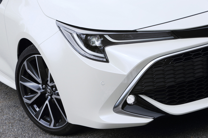 18インチの大径アルミホイールやクロームメッキの装飾パーツなどで、スポーティーなイメージが強調された「G“Z”」。オプションで減衰力調整機構付きサスペンション「AVS」が選べるのも、G“Z”（FF車のみ）と「ハイブリッドG“Z”」の2グレードのみとなる。