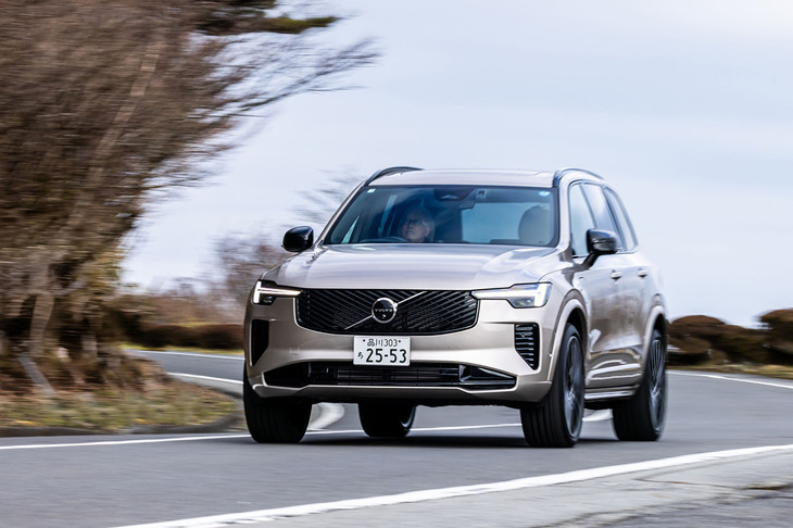 箱根のワインディングロードを行く「XC90ウルトラT8 AWDプラグインハイブリッド」。ドライブモードは、走行の基本となる「Hybrid」とアクセルに対する反応が速くなりスポーティーな走りを楽しめる「Power」、電気だけで走行する「Pure」、AWDに固定されヒルディセントコントロールが作動する「Off-road」、滑りやすい路面の走行に好適な「AWD」の5種類が用意されている。