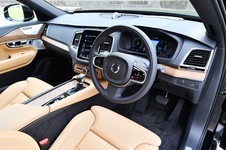 ウォールナットのパネルがあしらわれた試乗車のインテリア。シートカラーはアンバー（写真）のほか、ブロンド、チャコール、マルーンブラウンがラインナップされる。