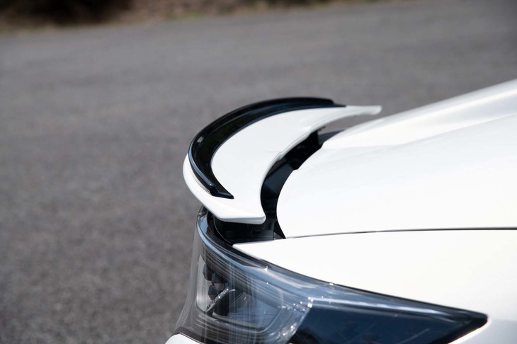 リアにはガーニーフラップ付きのアクティブスポイラーが備わる。