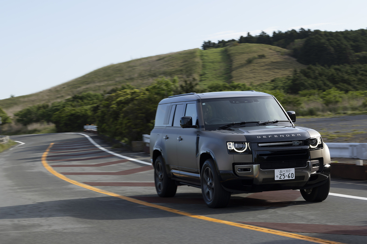 足まわりには車高調整可能なエアサスペンションを装備。オールテレインタイヤによる微振動も路面の凹凸もきれいに受け止め、車体はフラットに保たれる。