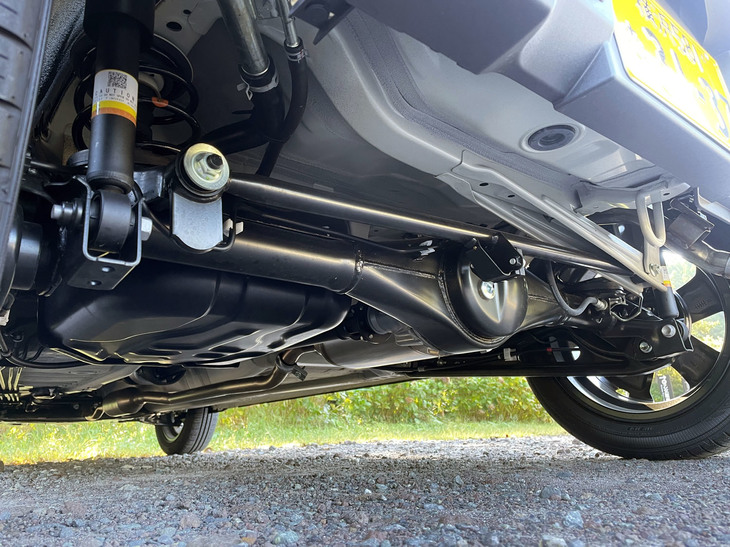 現行「ハスラー」のリアサスペンションは、FF車はトーションビーム式だが、4WD車にはラテラルロッドを使ったスズキ伝統のアイソレーテッド・トレーリング・リンクが用いられている。