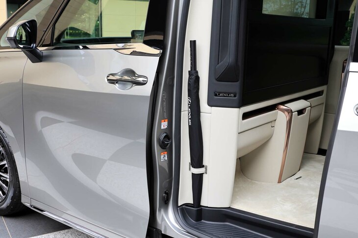 スライドドアを開けると、前席と後席を仕切るパーティションの脇に傘立てが設けられていた。