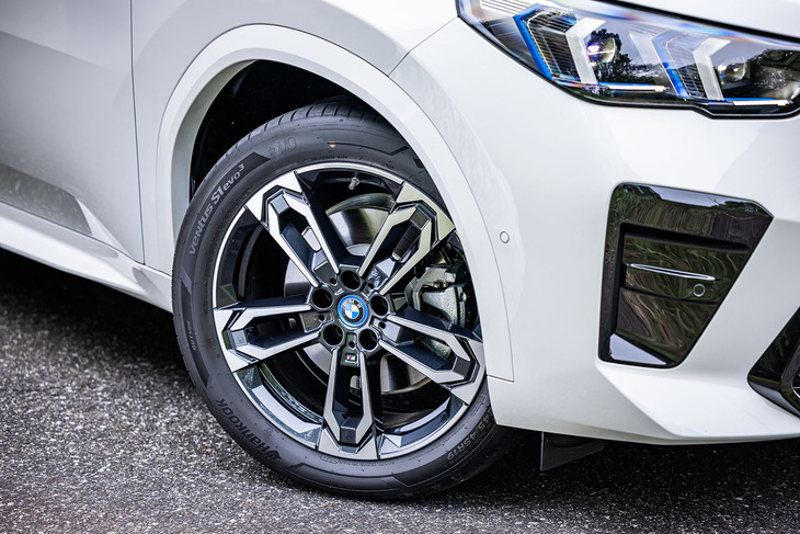 19インチの「Mライトアロイホイール ダブルスポークスタイリング871Mバイカラー」を標準で装備。今回の試乗車は245/45R19サイズの「ハンコック・ヴェンタスS1エボ3」タイヤを組み合わせていた。