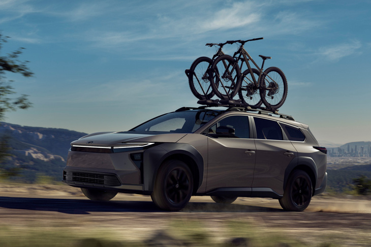 2025年5月に発表されたトヨタの「bZ Woodland（ウッドランド）」は2026年に北米で発売される予定の電気自動車。「bZ4X」のホイールベースはそのままに、全長を拡大したモデルだ。「bZ4Xツーリング」として日本にも導入される予定。グローバルで電気自動車のラインナップ拡充も推進している。