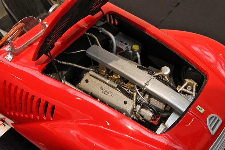 「125S」の、ジョアッキーノ・コロンボ設計のV12 SOHCエンジン。数字が1気筒あたりの排気量を示す往年のフェラーリの法則に従って命名されており、つまり総排気量はわずか1.5リッターである。