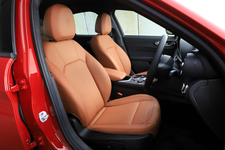 レザーシートはブラックとタンの2種類。前席にはともにシートヒーターや電動調整機構が装備され、運転席にはポジションメモリー機能も備わる。