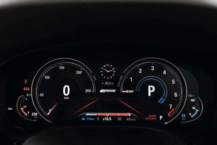 液晶表示のメーターパネルは、走行モードによりデザインや色使いが変化する。（写真をクリックすると表示バリエーションが見られます）