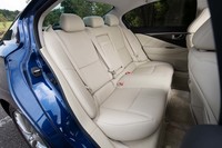 リアシートにトランクスルー機構が備わるのはガソリンモデルのみとなっている。