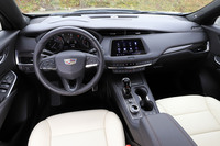 内装色には、外装のイメージに合わせて「ライトウィート／ジェットブラック／レッドアクセント」を採用。シートは純白ではなく明るいベージュで、ハイコントラストでありながら、落ち着きを感じさせる車内空間を演出している。