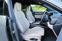 今回試乗した車両のフロントシートは14Way電動調整機能を有すオプションの「コンフォートシート」で、さらにリラクゼーション機能＆シートベンチレーションが追加で組み込まれていた。