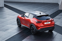 Cピラー部分がブラックアウトされた、“フローティングルーフ”と呼ばれる特徴的なルーフデザインを採用。