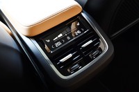 タッチパネル式の後席用空調スイッチ。下方にはUSBのコネクターもレイアウトされている。