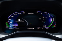 フルデジタルのメーターパネル。ドライビングモードで「スポーツ」以上を選ぶとメーター表示色にアルピナのコーポレートカラーであるブルーとグリーンが用いられるようになる。写真は「スポーツプラス」選択時の表示。