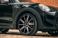 黒と銀のコントラストが目を引く「MINI」の限定車発売の画像