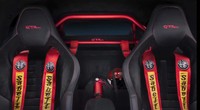 サーキットでの走行を強く意識した「ジュリアGTAm」では、後席が省かれる。6点式シートベルト付きのスポーツシートやロールバーは同モデルならではの装備。