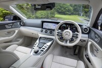 V8エンジンをモチーフにしたというセンターコンソールが主張するインテリア。ホワイトがまばゆい内装色は「マキアートベージュ／マグマグレー」。