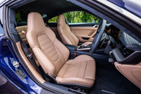 内装は「レザーインテリア エクスクルーシブマニュファクチャー」が選択されており、試乗車はグラファイトブルーとモハーベベージュのコンビネーションカラーで仕上げられていた。