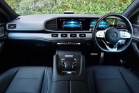 水平基調のインストゥルメントパネル。中央に4つ並んだエアベントも特徴的なディテールだ。