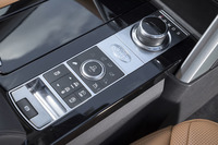 センターコンソールには、ダイヤル式のシフトセレクターや走行モードを切り替える「テレインレスポンス2」の切り替えスイッチ、車高を上げ下げするスイッチなどが並ぶ。