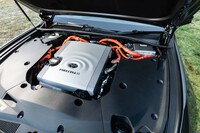 燃料電池システムはフロントに搭載。シルバーの四角いカバーの右側（写真向かって左）には、災害時などに用いる外部給電ポートが備わっており、水素が満充填の状態なら、一般家庭にして約4日分の電気を供給できる。