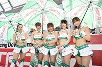 ホワイトとグリーンのコスチュームに身を包んだD'station Racingチームのレースクイーン5人は、D'stationフレッシュエンジェルズと呼ばれている。