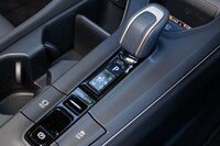 新しいシステムである「デュアルブーストハイブリッド」には6段ATが組み合わされる。シフトセレクターはレクサスも含めてトヨタで広く使われるはん用タイプ。