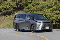 最新モデルでは静粛性アップを目的とした改良を実施。リアまわりの制振材と吸音材の採用範囲と使用量を拡大している。