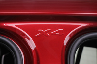 前後のドアを両方同時に開くと、ボディーBピラーに隠された車名が現れる。さらにドア内側Aピラールーフ付け根部分には「X」の文字が隠されている。