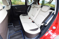 リアシートは「S」と「e-POWER S」のみ一体可倒式。その他のグレードは、すべて6：4の分割可倒式となる。