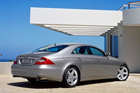 初代「CLS」のリアビュー。ただでさえ車高が低い上に、リアエンドへとなだらかに下降するルーフラインにより、後席は頭上空間が窮屈だった。そういうことを気にする人をターゲットにしたクルマではなかったのだ。