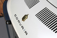 「テスチュード（testudo）」とは、ラテン語でカメの意味。それにちなんだエンブレムがリアに輝く。