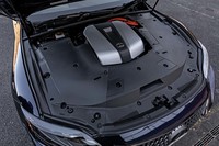 3.5リッターV6エンジンにモーターを組み合わせるハイブリッド車では、エンジン最高出力299ps、同最大トルク365Nmとなり、これにモーター最高出力180ps、同最大トルク300Nmが組み合わせられている。