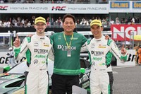 写真左から、D'station Racingのチャーリー・ファグ、“ハマの大魔神”こと佐々木主浩総監督、藤井誠暢。