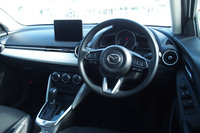 内装のカラーパネルには植物由来のプラスチックを採用。写真の「ピュアホワイト」のほか、「グロスブラック」「グロスライトブルー」が設定されている。