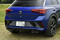 リアバンパーは、中央部がブラックとなる「TロックR」専用のアイテム。その下部の左右に、クロームのデュアルテールフィニッシャーが配置される。