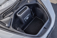 フロントフード下にある荷室の容量は150リッター。12V電源のソケットも備わっている。これとは別に、シート背後にも210リッターのスペースが用意されている。