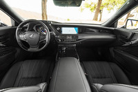 インストゥルメントパネルまわりを正面から見たところ。エアコンレジスターと一体となった横方向のラインは、日本の琴や茶道具の茶せんなどにインスピレーションを得たものとのこと。